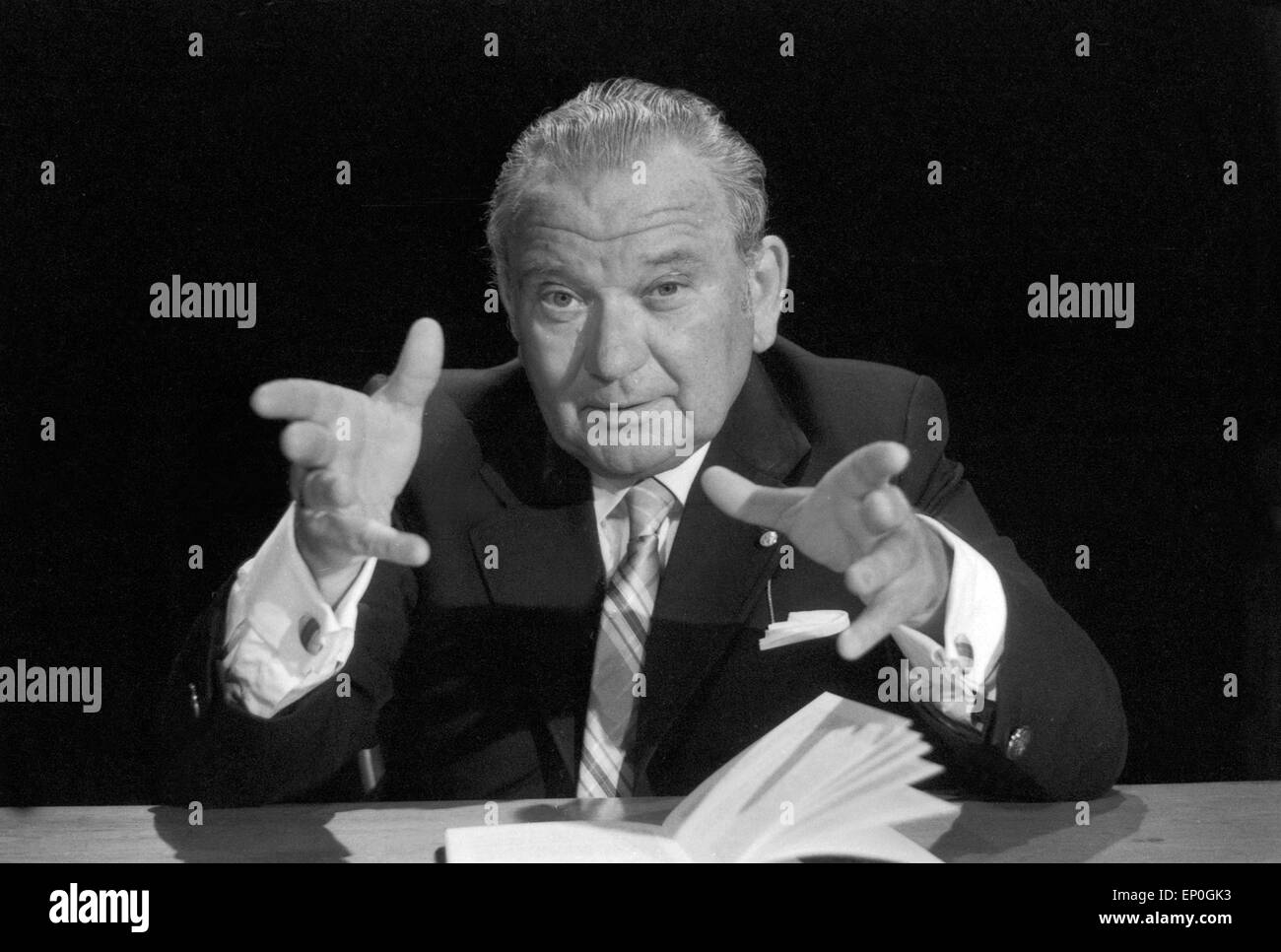 Der österreichische Schauspieler und Regisseur Fritz Muliar erzählt jüdische Witze in seiner Sendung 'Damit ich nicht vergess', Stock Photo