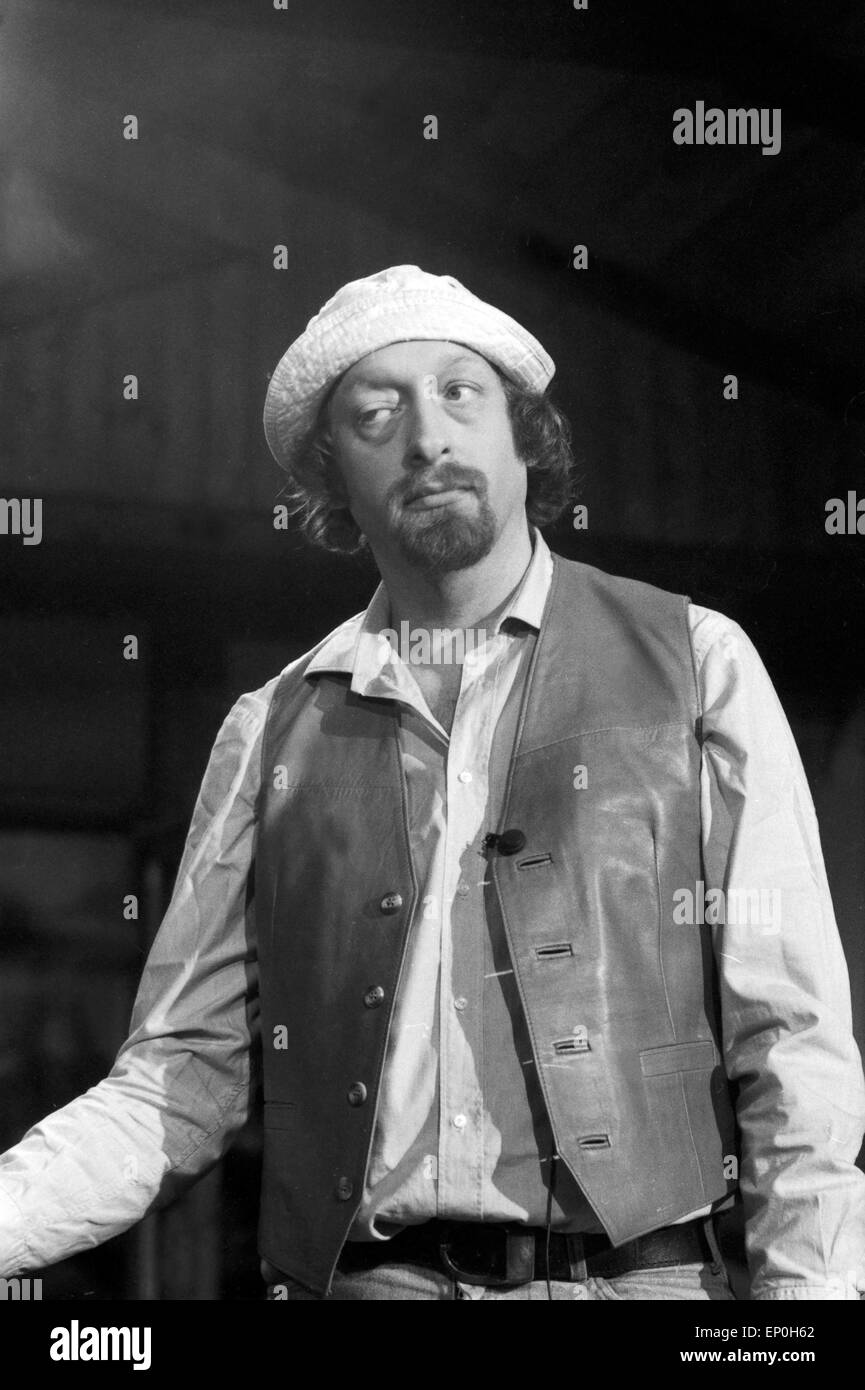 Deutscher Fernsehmoderator, Sänger und Komiker Karl Dall in seiner Show 'Jux und Dallerei', Dezember 1979. German presenter, Stock Photo