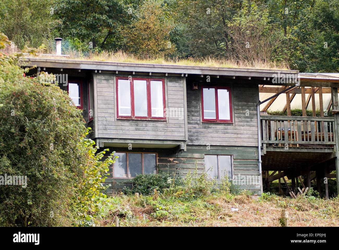 Eco housing at the Centre for Alternative Technology CAT near Machynlleth Powys Wales UK Canolfan y Dechnoleg Amgen Stock Photo