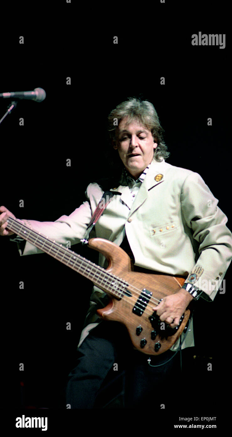 Paul mccartney 1990 hi-res stock photography and images - Alamy