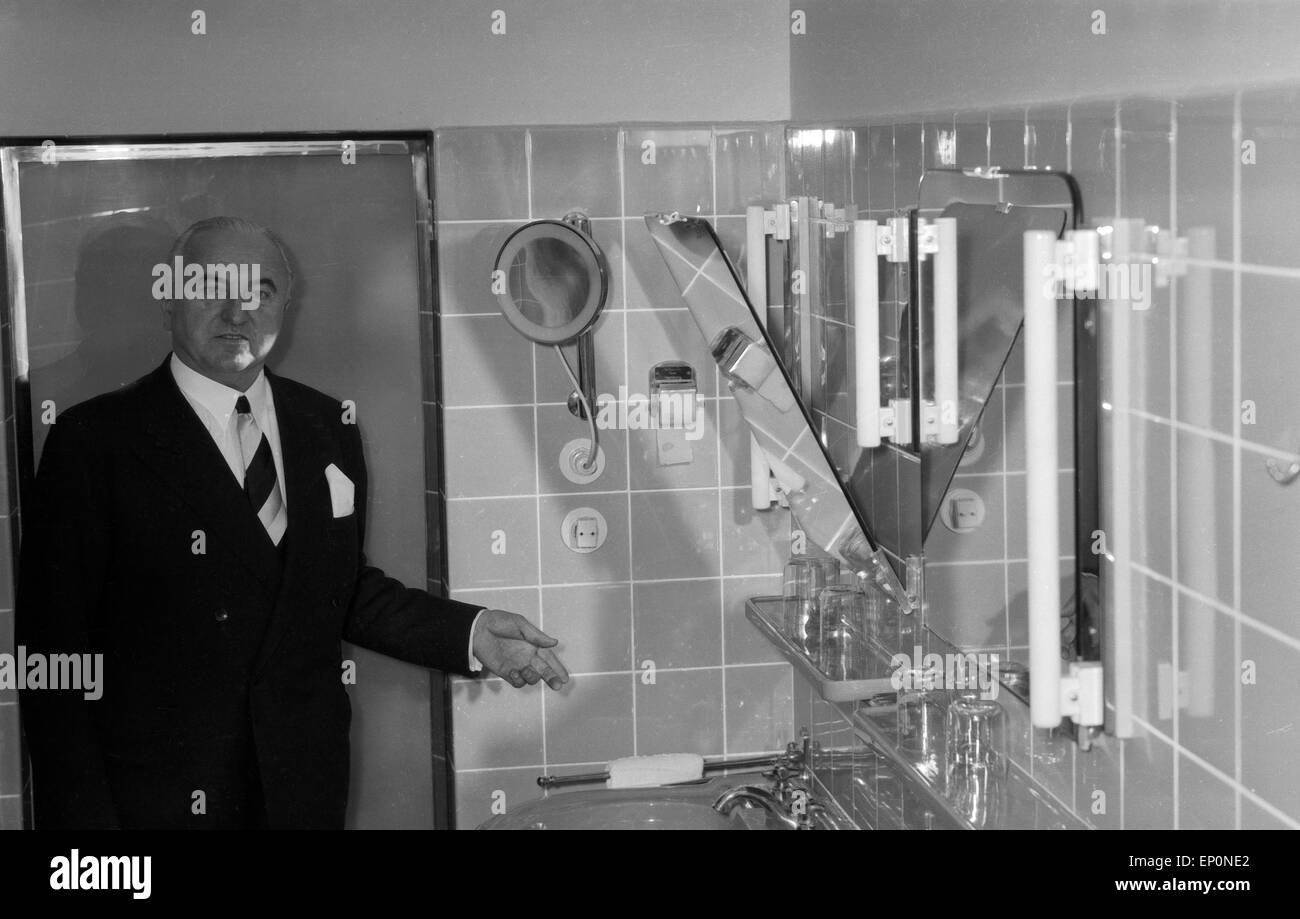 Der Direktor des Atlantic Hotels in Hamburg, Oscar H. Geyer, präsentiert eines der hochmodernen Badezimmer im Hotel, 1954. Direc Stock Photo