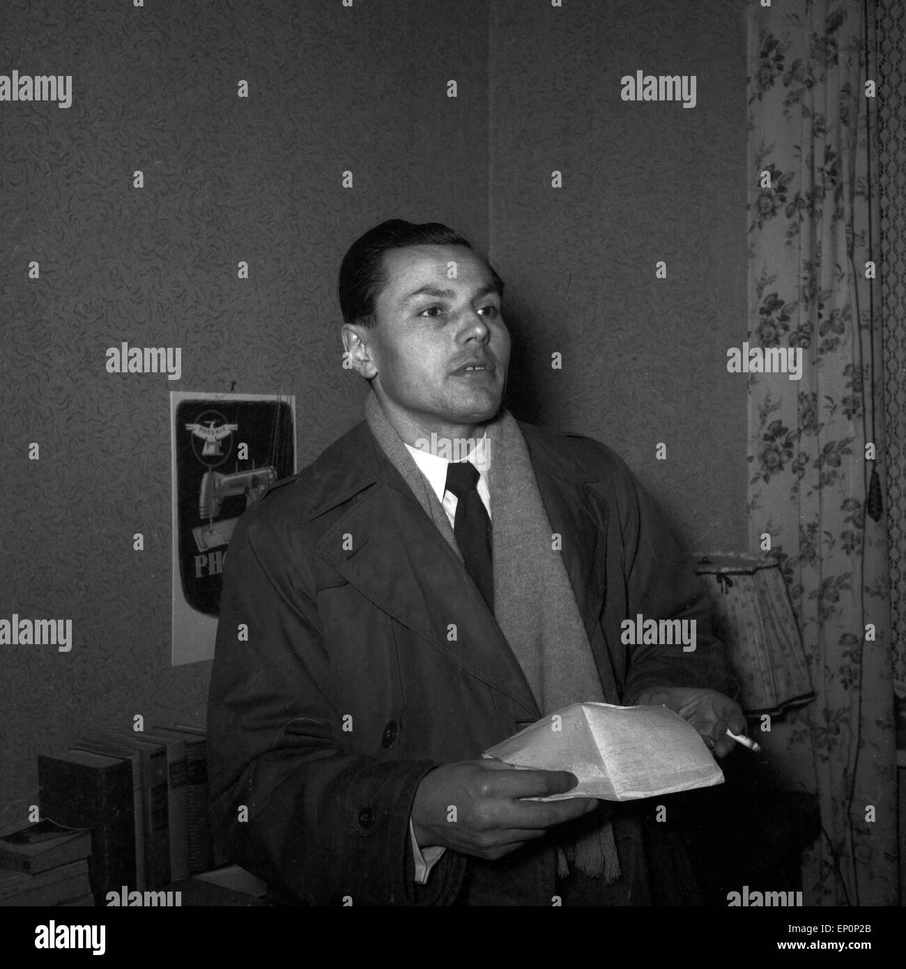 Ein deutscher Schauspieler am Set einer Fernsehfilmproduktion, Hamburg 1954. A German actor at the production set of a TV drama, Stock Photo