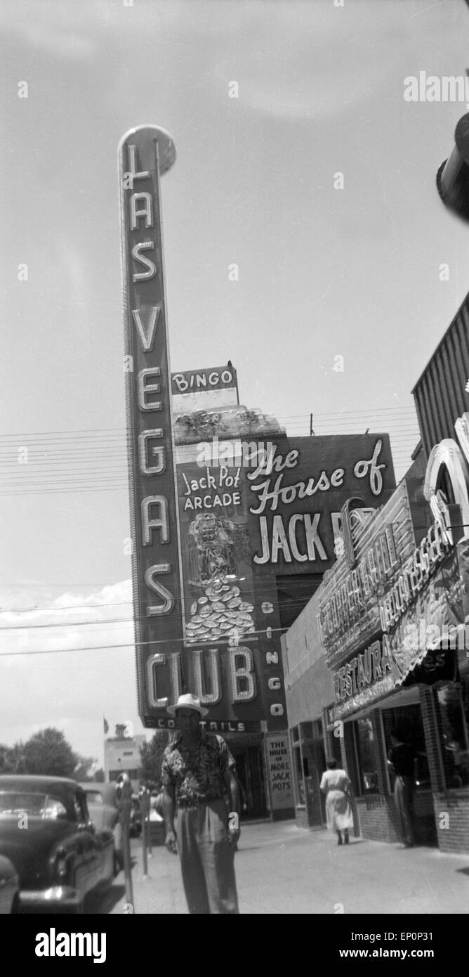 Ein junger Mann posiert vor einer der zahlreichen Neonreklamen in Las Vegas, Nevada, USA, 1954. A young man posing in front of o Stock Photo