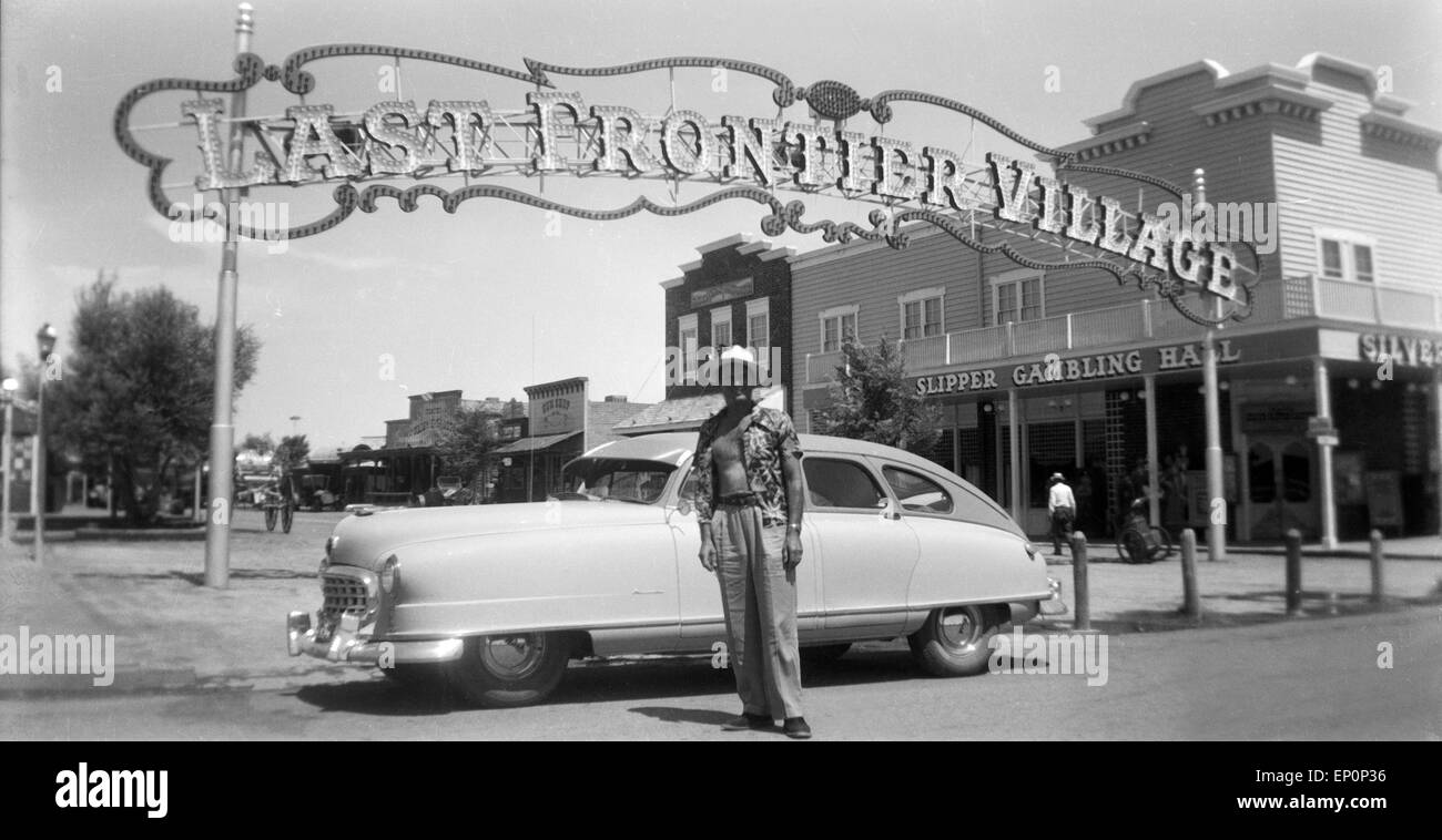 Ein Mann steht an einem Auto der Marke Oldsmobil (?) in der Stadt Las Vegas, Nevada, USA 1954. A man standing by an Oldsmobile ( Stock Photo