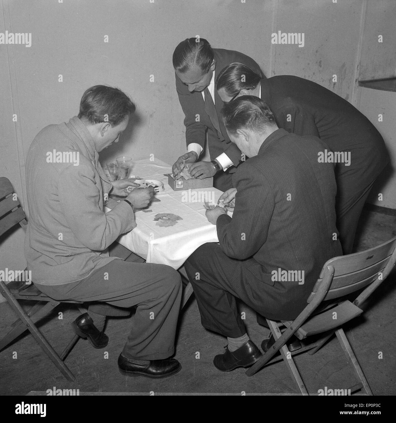 Männer zzählen Eintrittskarten aus, Hamburg 1953. Men counting tickets, Hamburg 1953. Stock Photo
