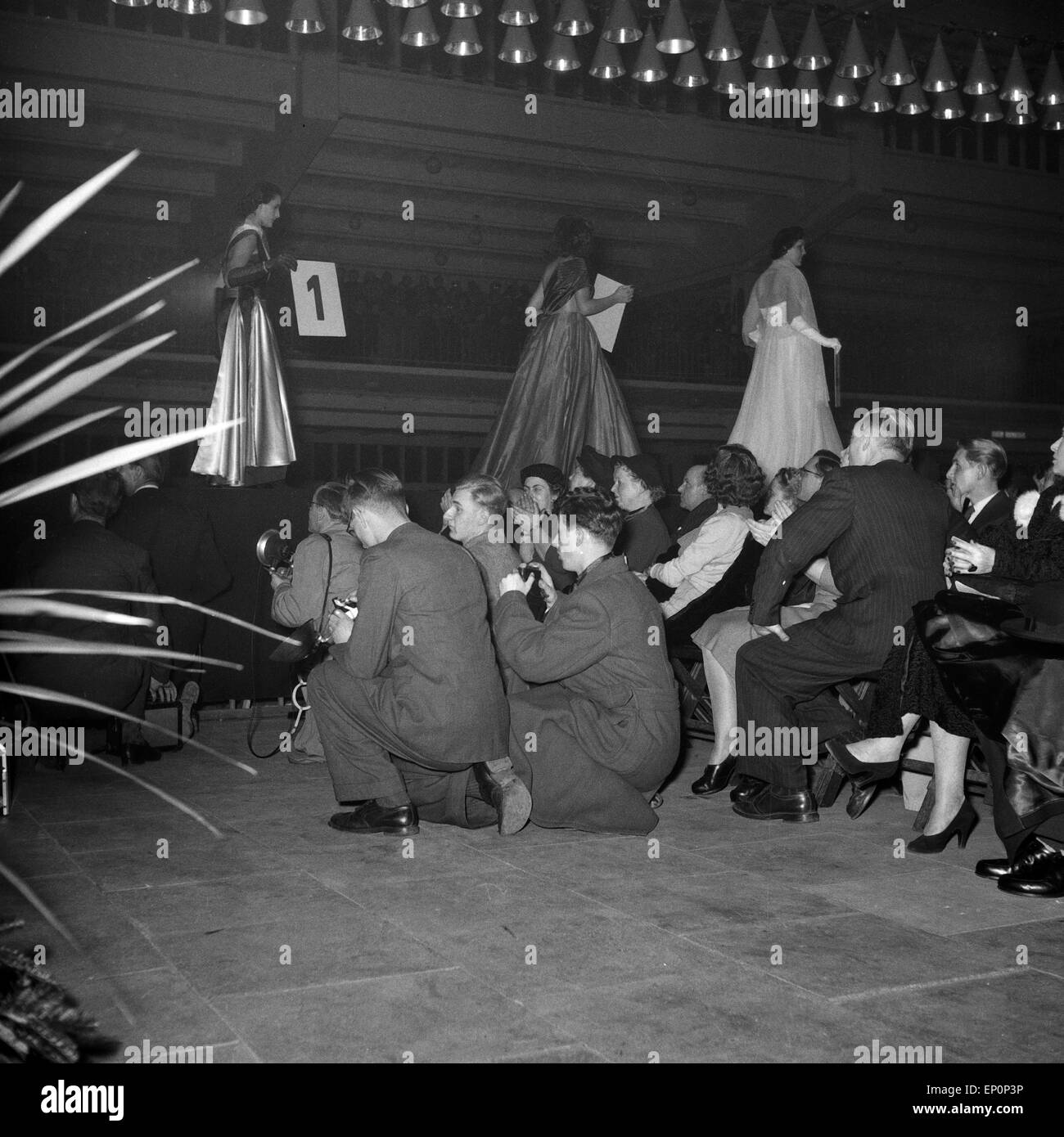 Teilnehmerinnen zur Wahl der Miss Germany 1953 / 54 auf dem Laufsteg in ...