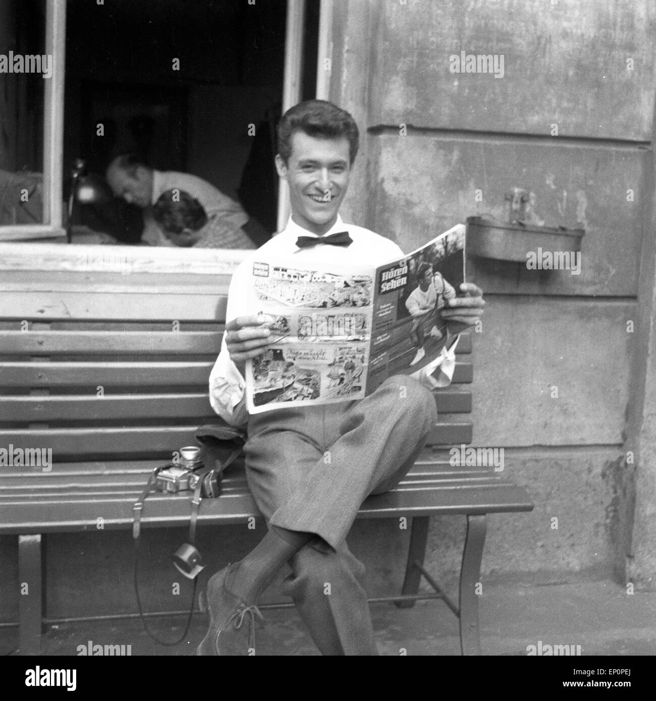 Der italienische Sänger Silvio Francesco liest die Fernsehzeitschift 'Hören und Sehen', Düsseldorf 1955. Italian singer Silvio F Stock Photo