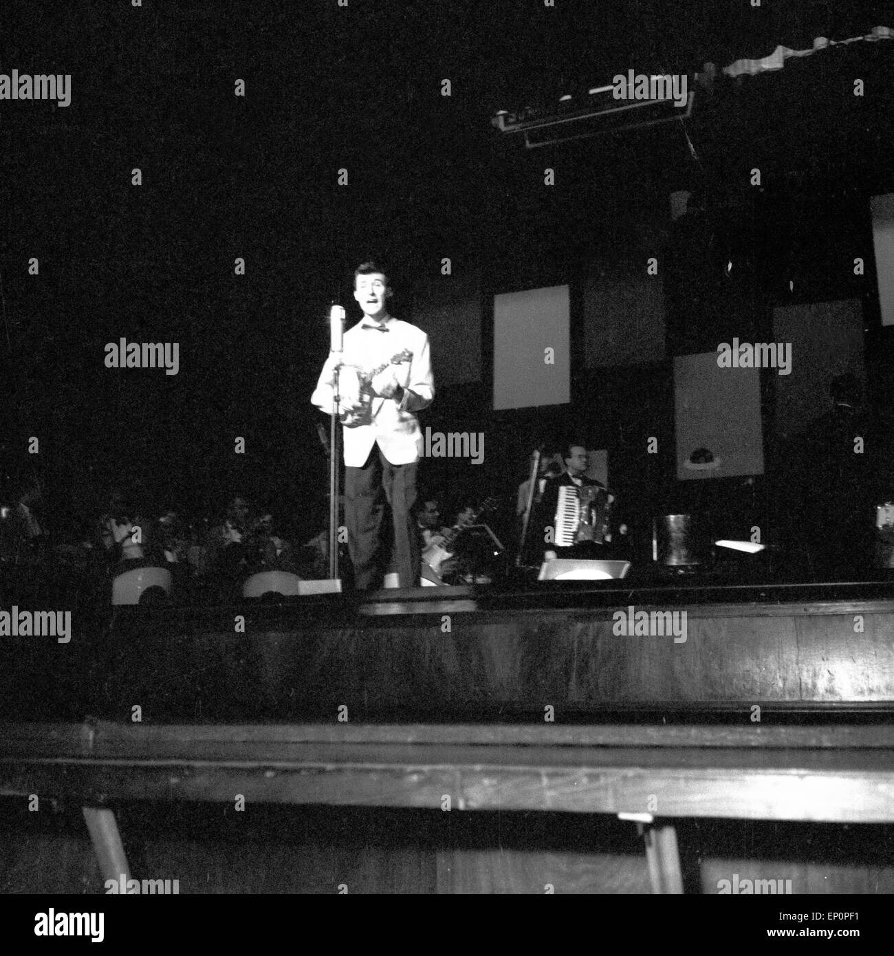 Der italienische Sänger Silvio Francesco bei einem Auftritt auf der