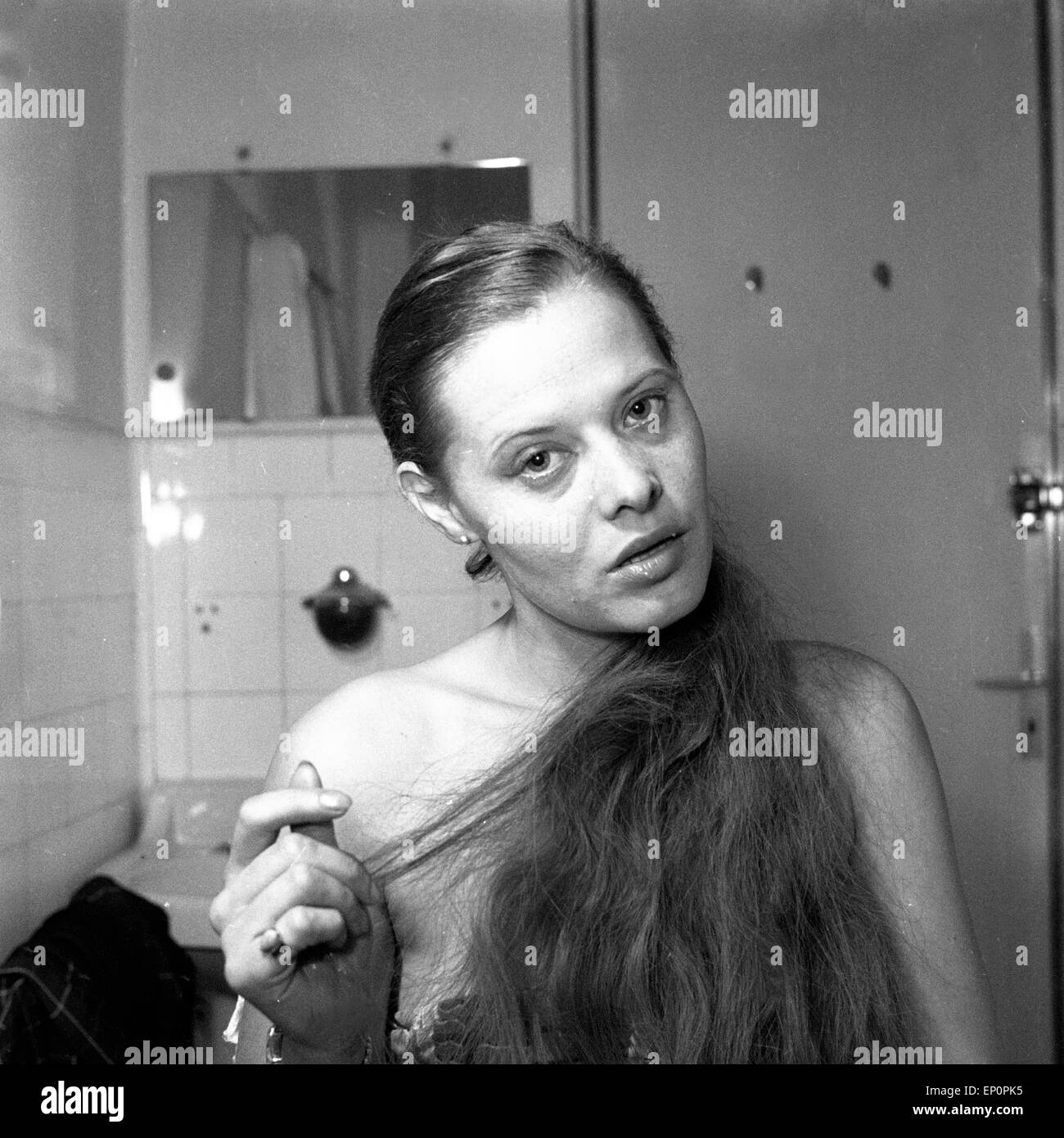 Eine junge Frau im Badezimmer im Deutschland der 1950er Jahre. A young woman in a bathroom, Germany 1950s. Stock Photo