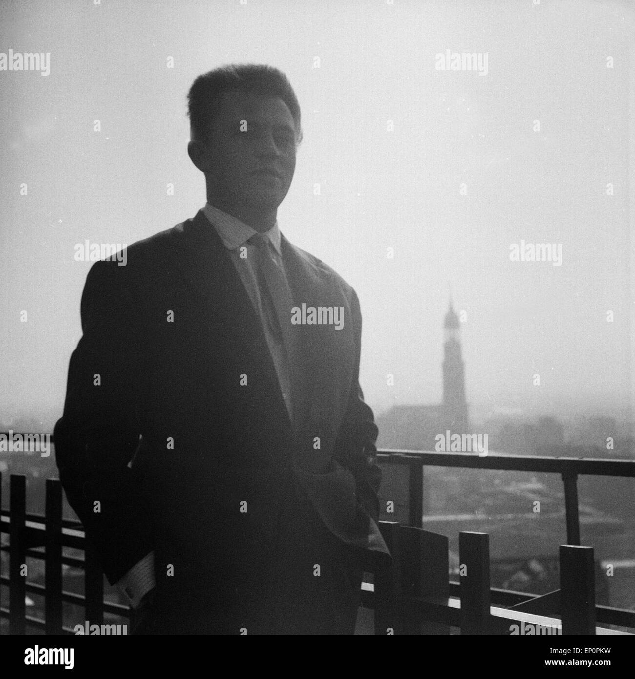 Der flämische Schlagersänger Jean Walter, im Hintergrund der Turm der Michaeliskirche, Hamburg 1954. Flemish Schlager singer Jea Stock Photo