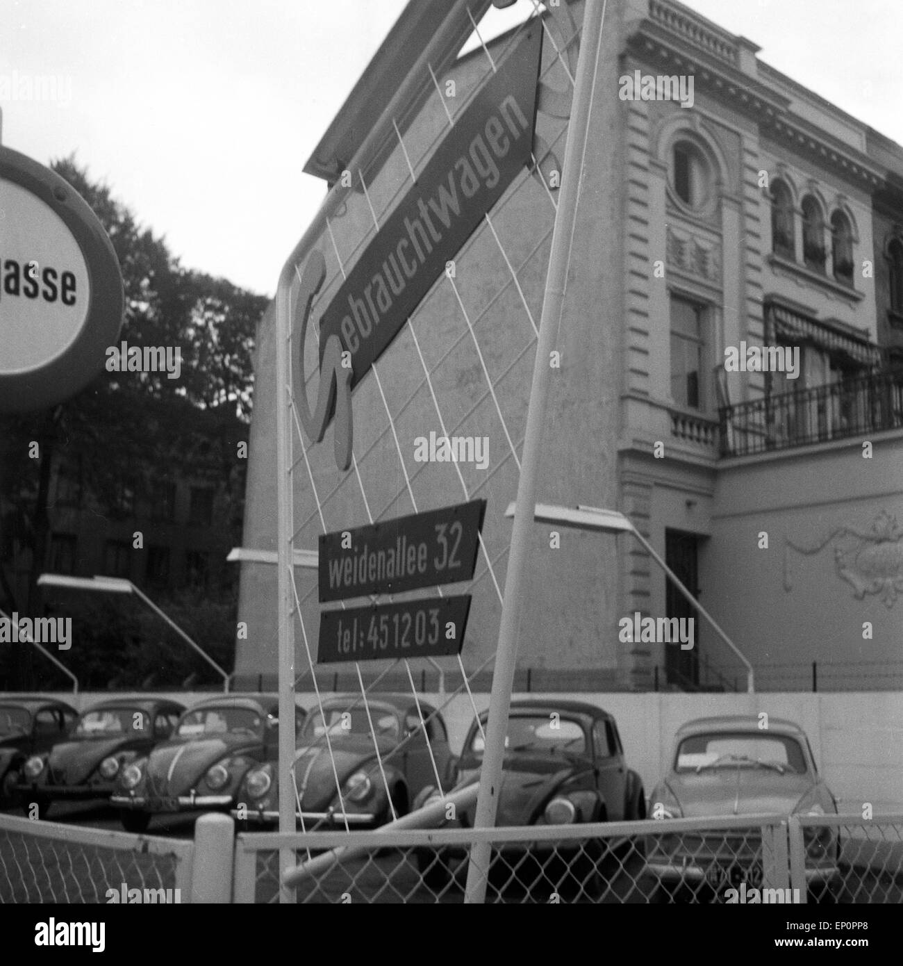Schild eines Gebrauchtwagenhandels in der Weidenallee in Hamburg 1954. Sign of a second hand car dealer in Hamburg 1954. Stock Photo
