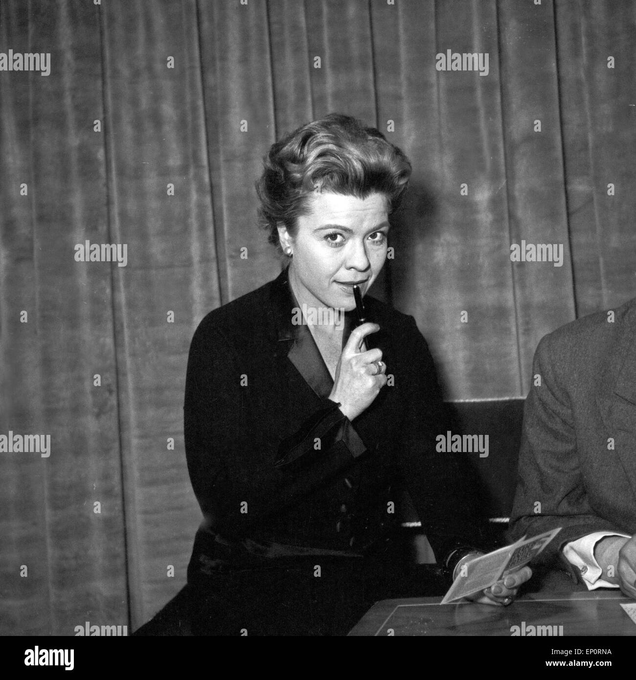 Deutsche Schauspielerin Heidemarie Hatheyer beim Ausfüllen ihres Gagenzettels in Hamburg, Deutschland 1956. German actress H Stock Photo