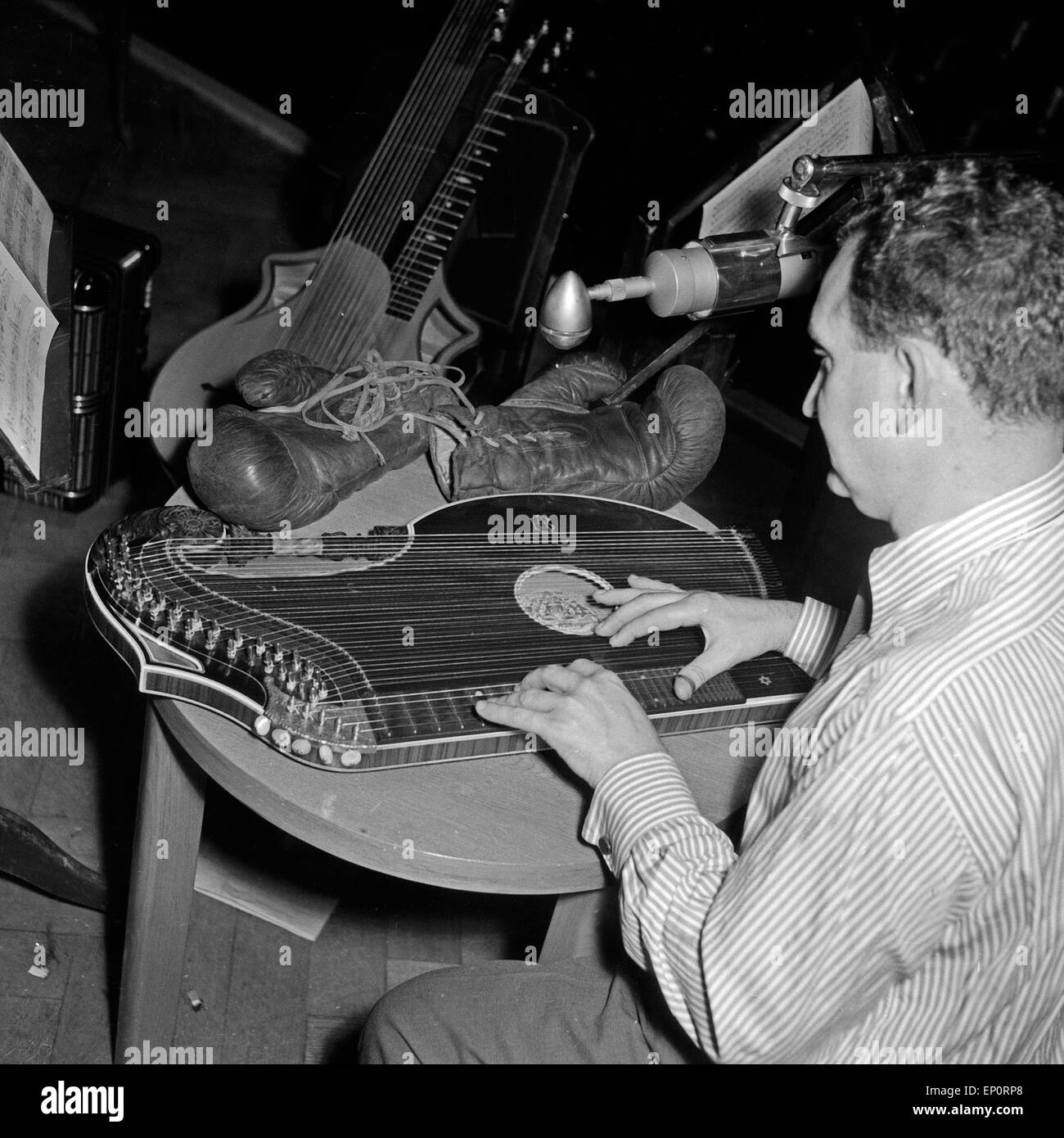 Deutscher Komponist und Zitherspieler Alfons Bauer und sein Instrument