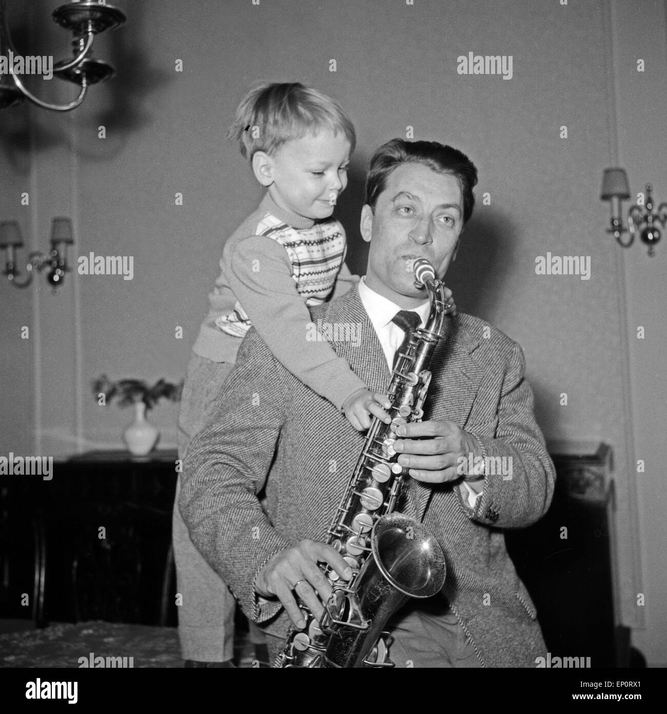 Deutscher und Bandleader Hugo Strasser mit seinem Sohn und