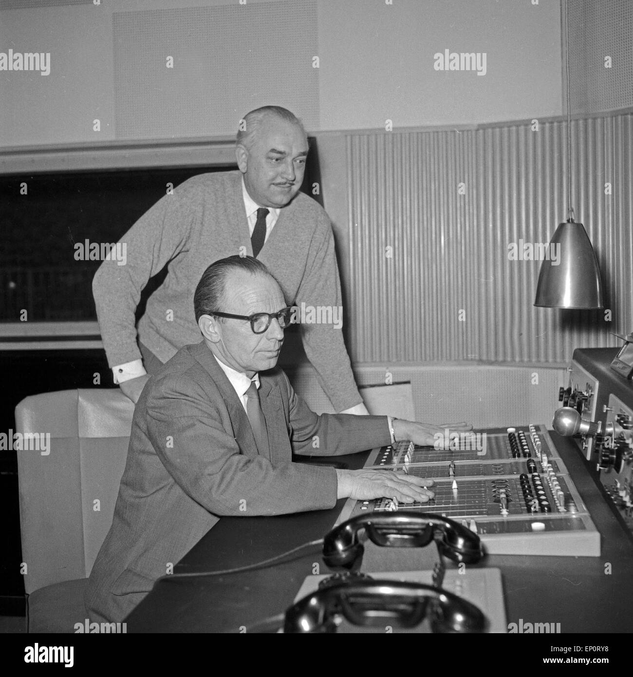 Tonmeister und Szenenbildner Karl Hermann Joksch (?) im Regieraum beim Theaterstück 'Der erste Frühlingstag', Hamburg 1956. Soun Stock Photo