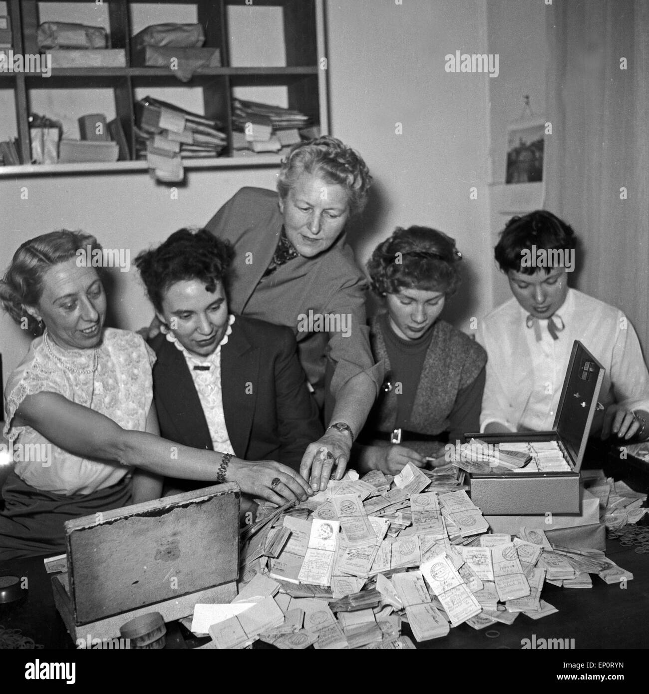 Die notarielle Aufsicht bei der Fernsehlottierie liegt bei Frau Dr. Pönitz, Hamburg 1956. Notarial attendance for the German TV Stock Photo