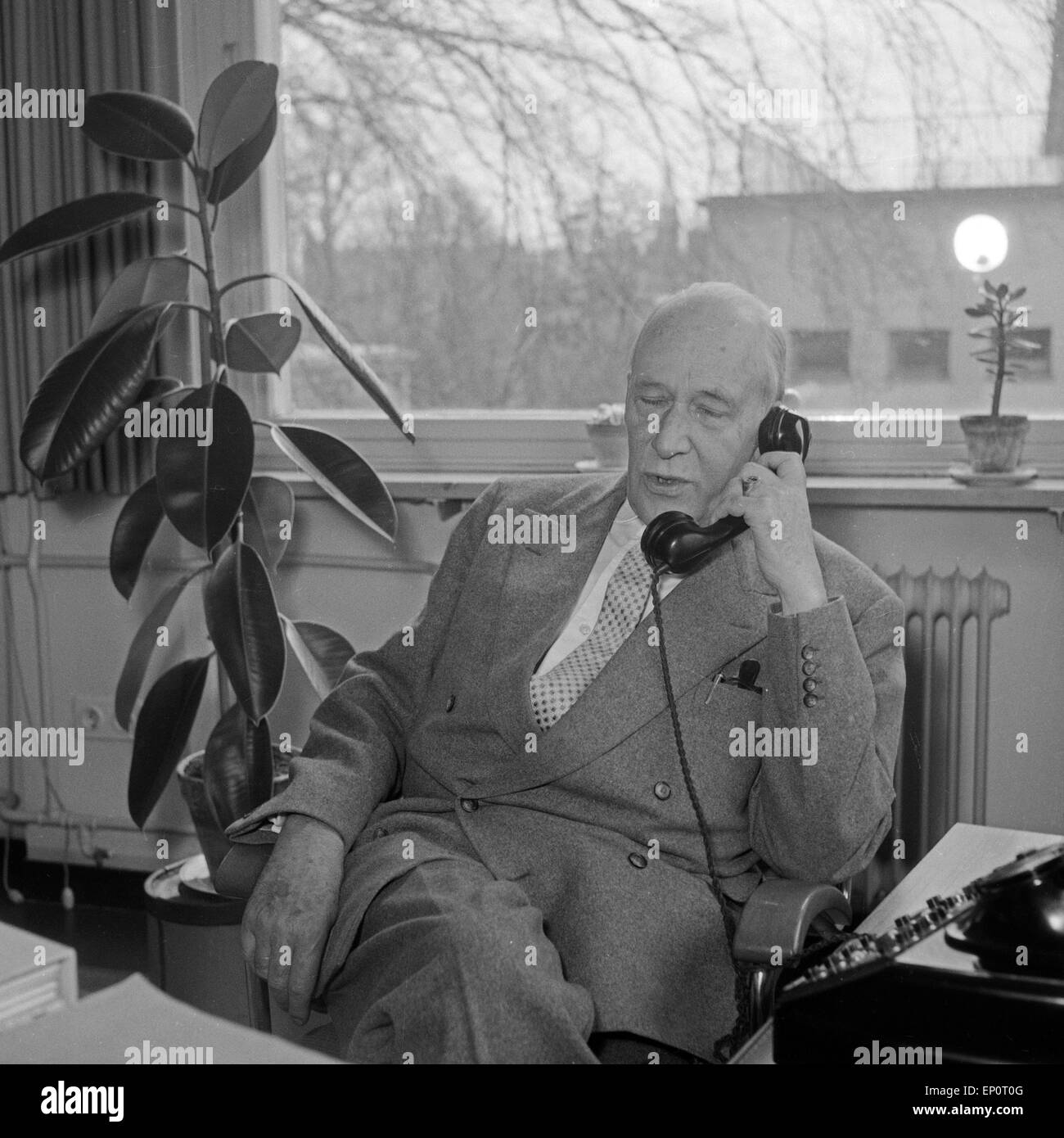 Der Schriftsteller, Erzähler und Drehbuchautor Dr. Walther von Hollander in seinem Büro, Hamburg 1956. German author, narrator a Stock Photo