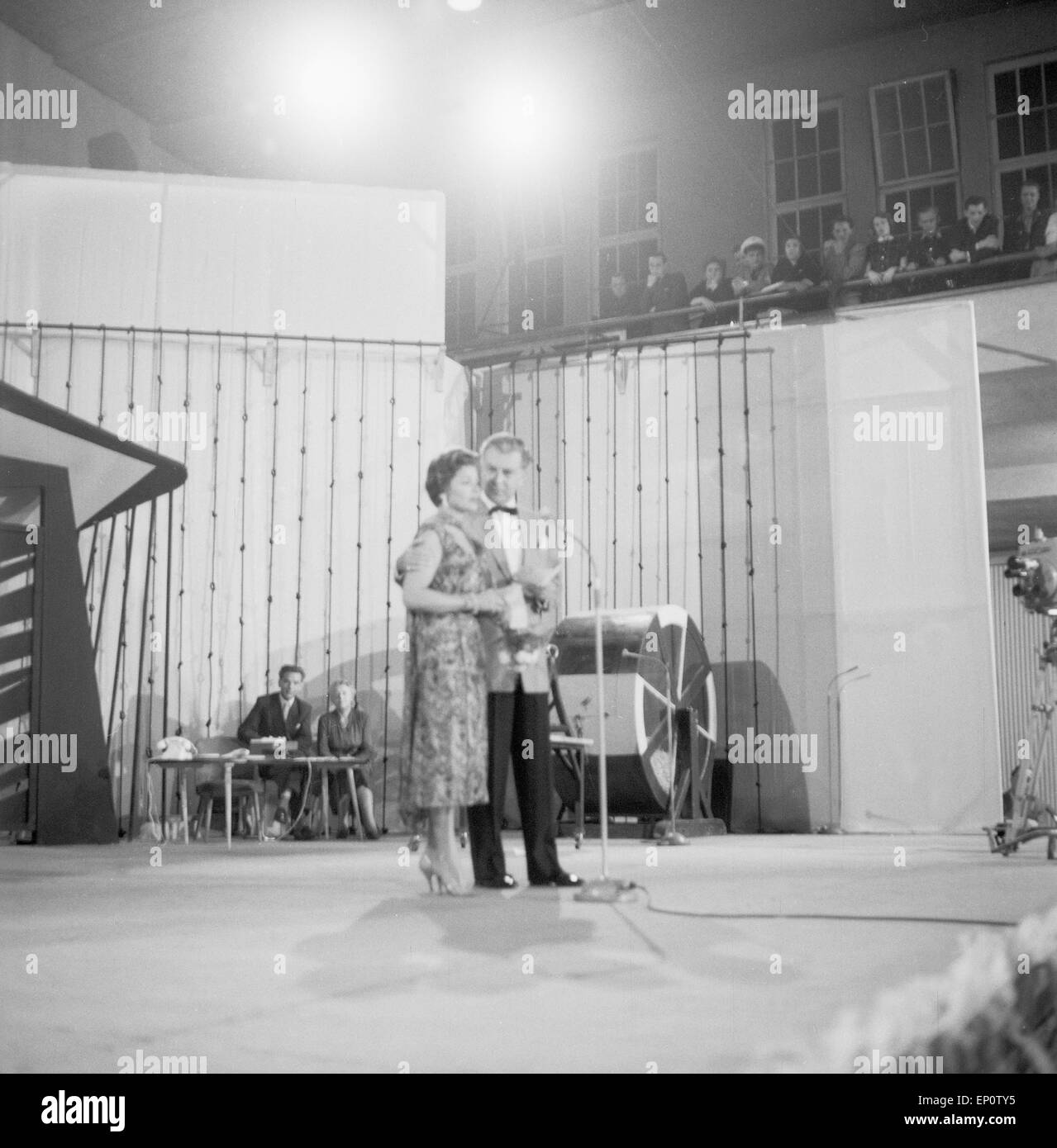 Lys Assia und Victor de Kowa als Moderatoren der Fernsehlotterie Show 'Die grosse Chance' Deutschland 1950er Jahre. Singer Lys A Stock Photo