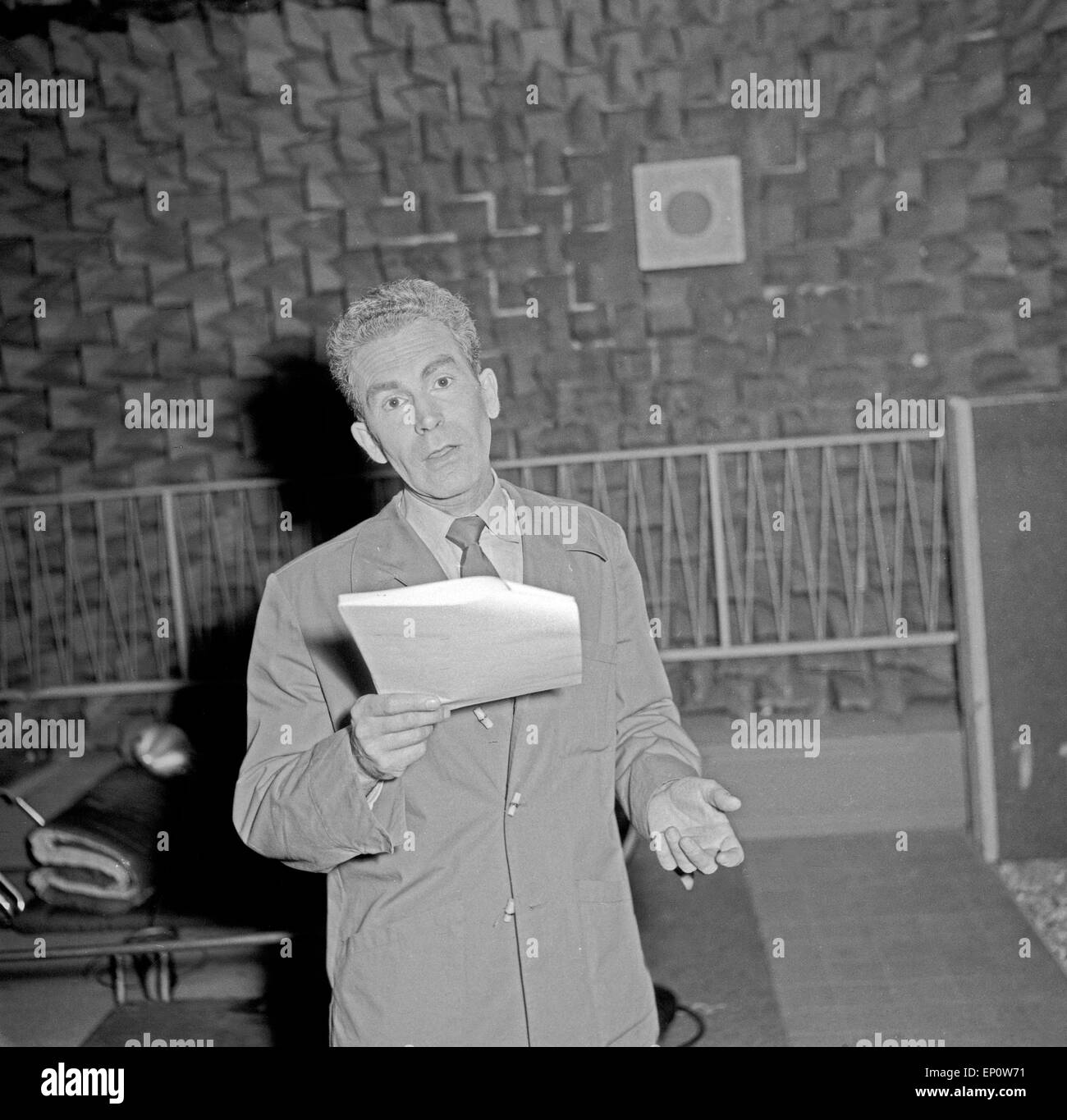 Wilhelm Wieben (?) als Sprecher in einer Hörspielproduktion des NDR, Deutsclhland 1950er Jahre. Later German news presenter Wilh Stock Photo