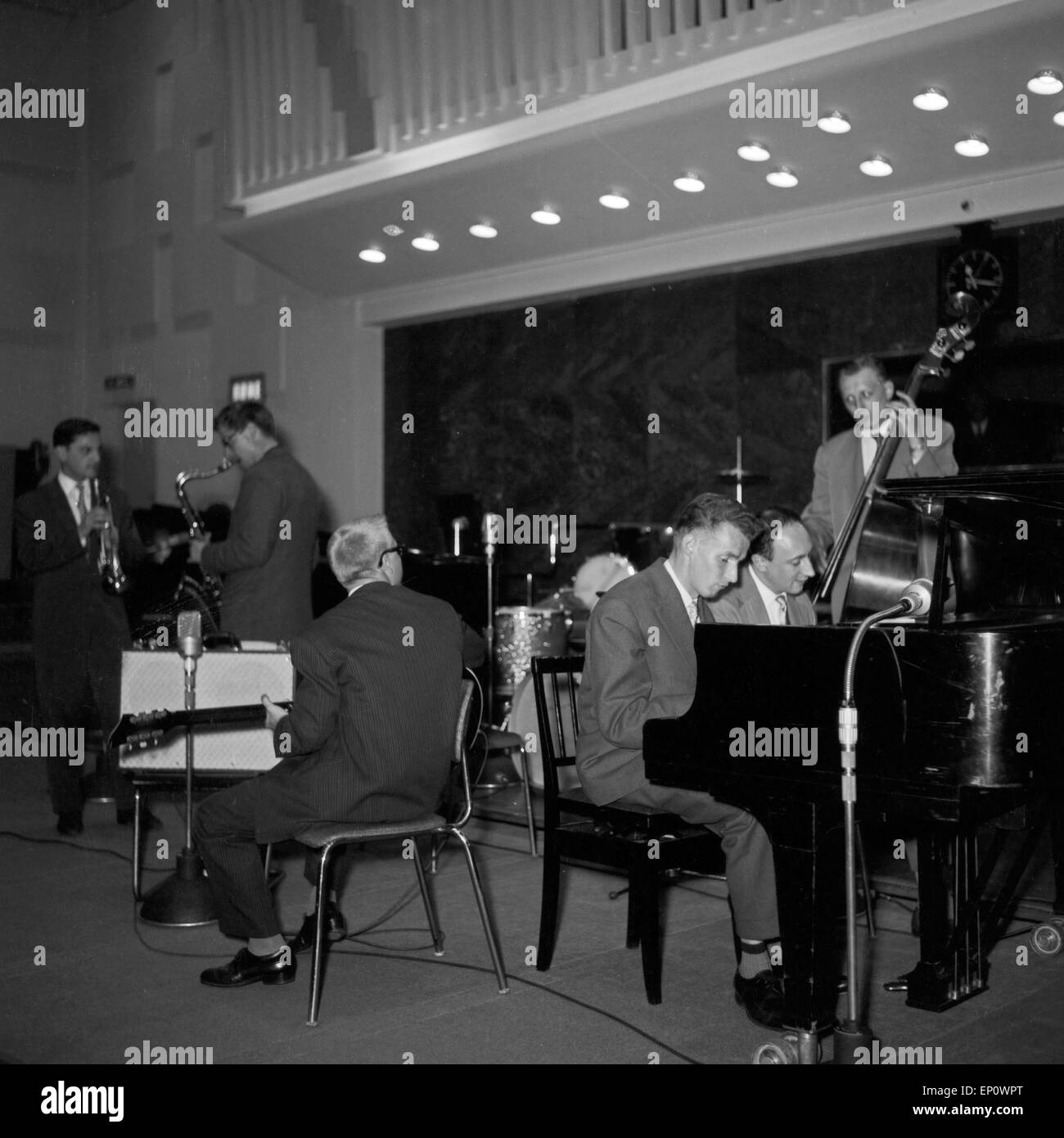 Jazz Konzert im Hrösaal des NDR in Hamburg, Roland Kovac am Piano, Deutschland 1956. Stock Photo