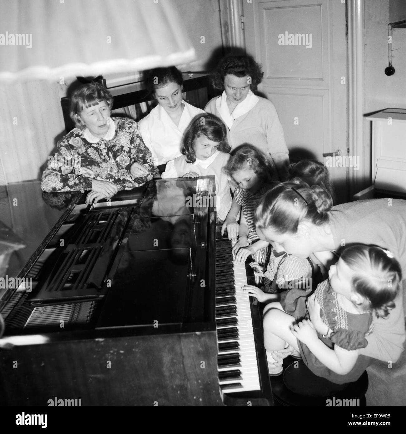 1950s children at piano hi-res stock photography and images - Alamy