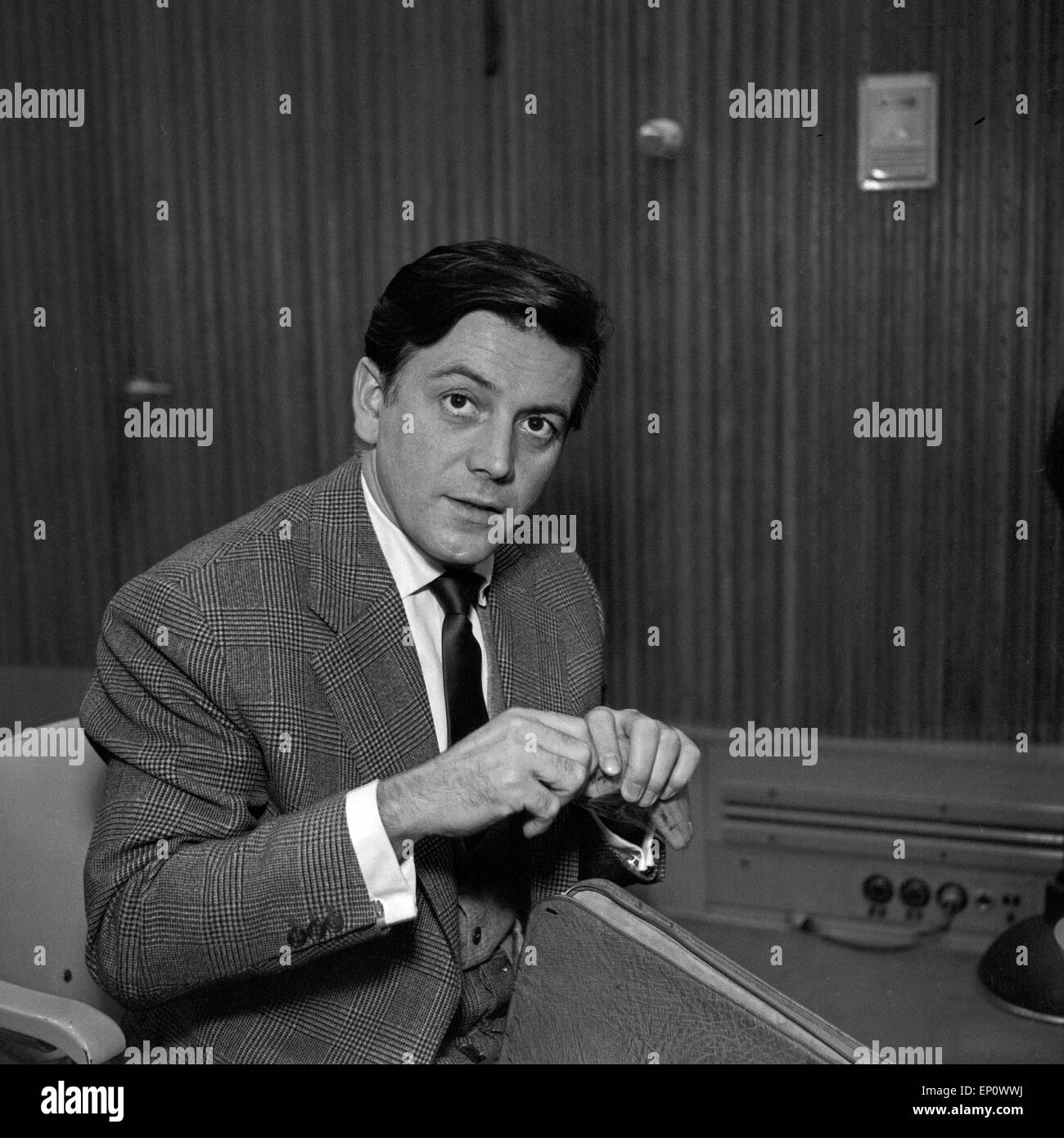 Der Schauspieler Hans Reiser bei der Hörspielproduktion 'Das goldene Rad' im NDR, Deutschland 1950er Jahre. Stock Photo