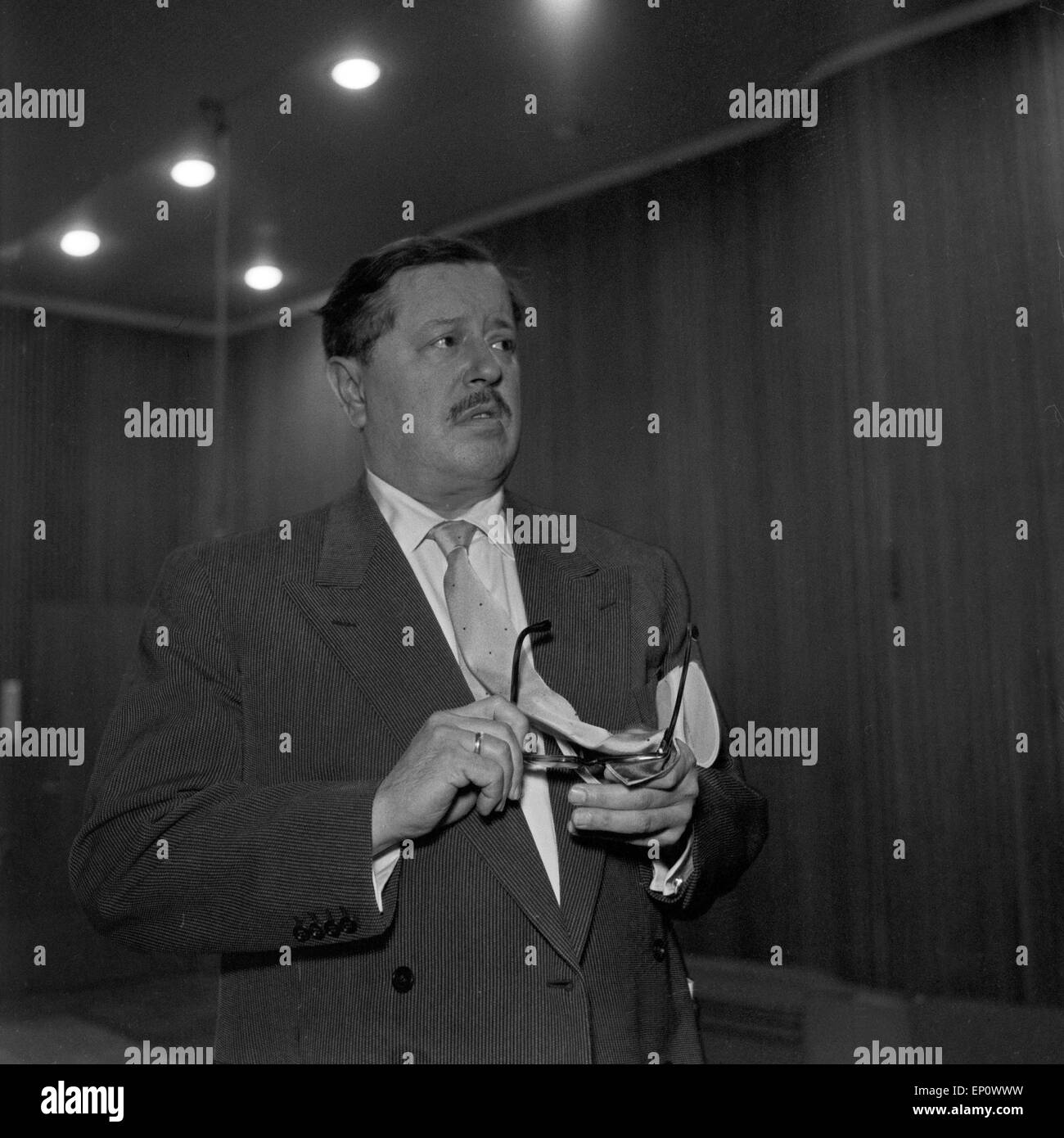 Der Schauspieler Paul Dahlke bei der Hörspielproduktion 'Das goldene Rad' im NDR, Deutschland 1950er Jahre. Stock Photo