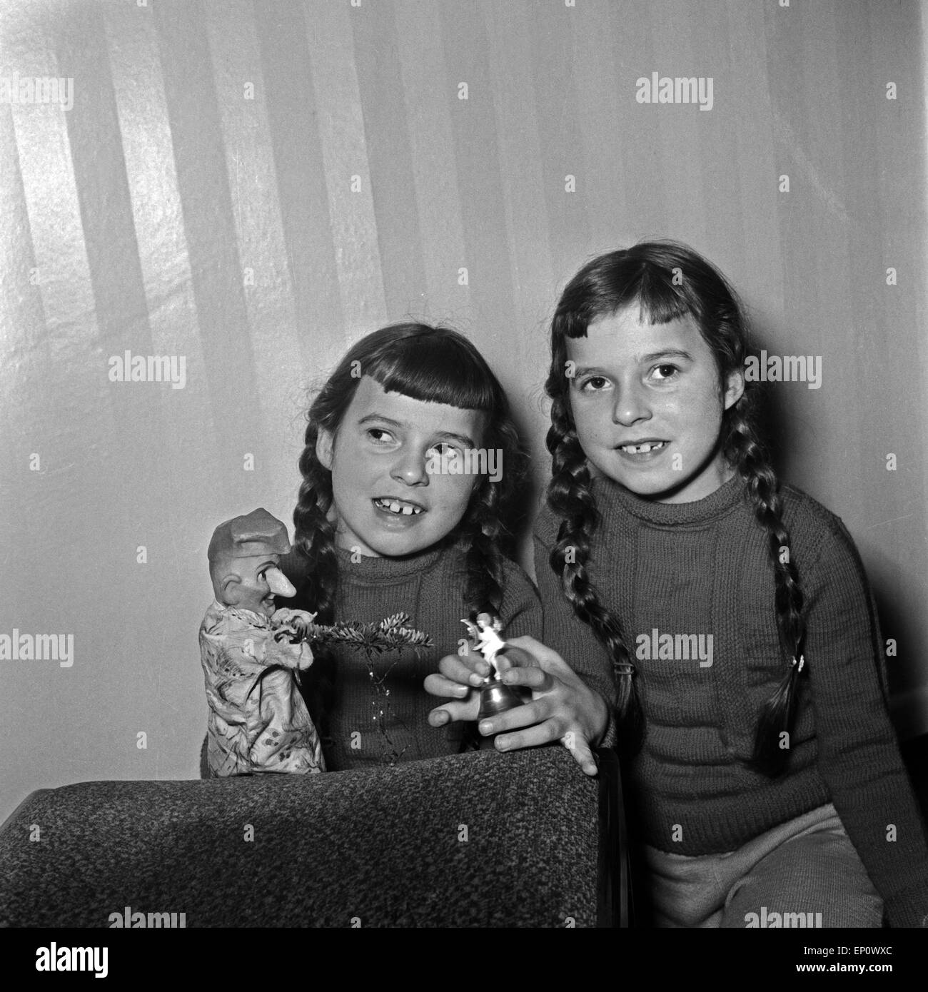 Zwei Mädchen mit einer Kasperlepuppe, Deutschland 1950er Jahre. Stock Photo