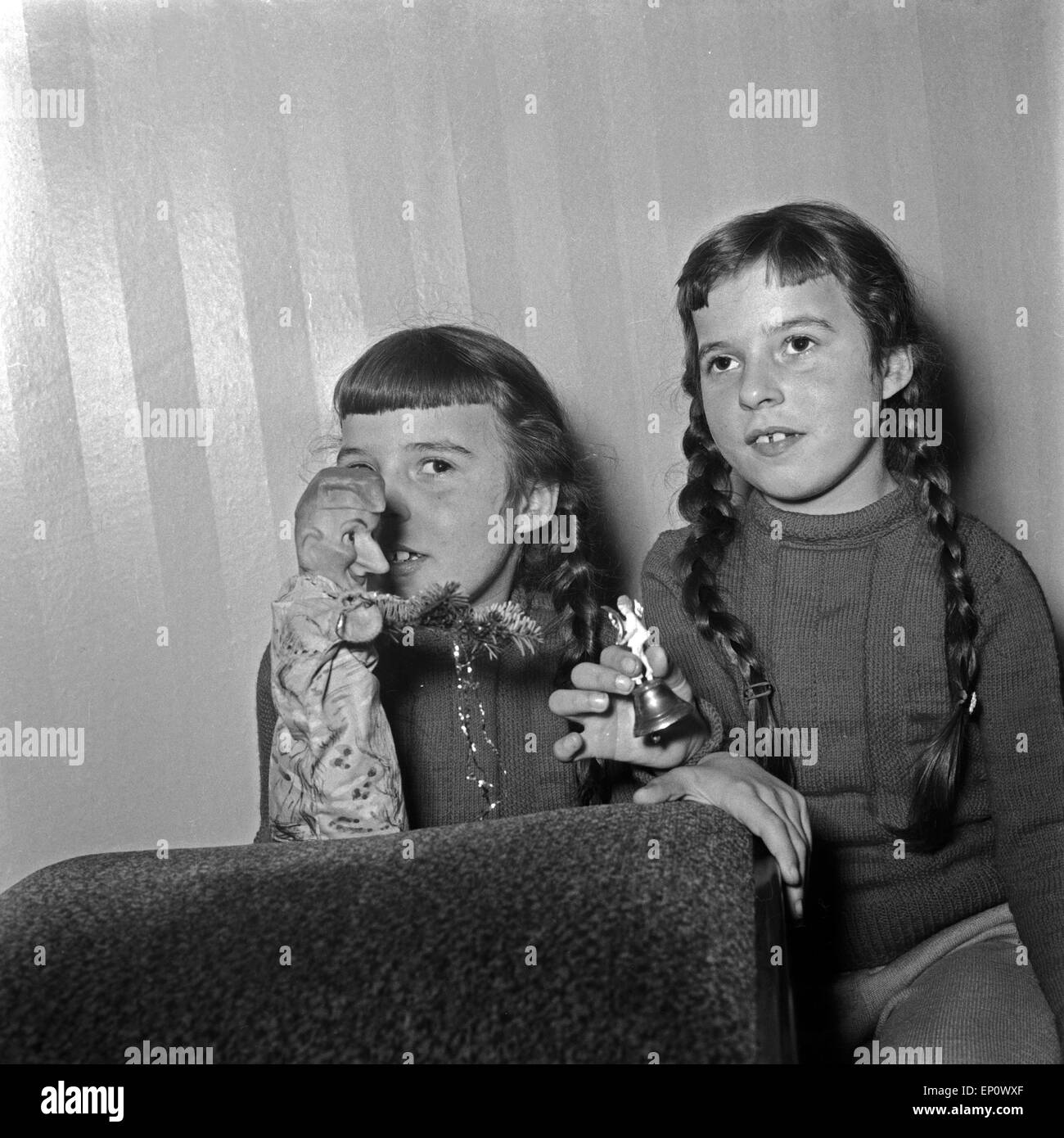 Zwei Mädchen mit einer Kasperlepuppe, Deutschland 1950er Jahre. Stock Photo