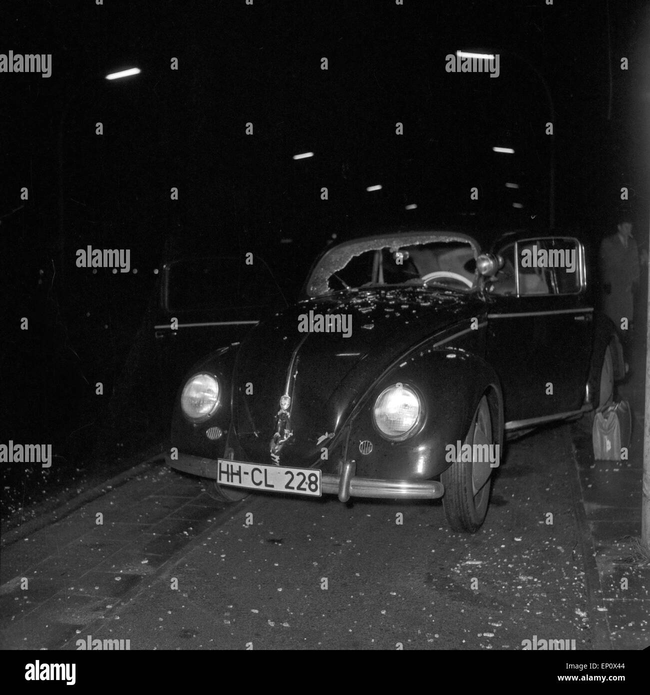 Bei einem Auffahrunfall ist die Windschutzscheibe eines VW Käfer zerstört worden, Deutschland 1950er Jahre. The windscreen of a Stock Photo