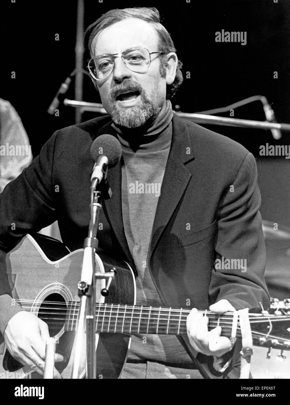 Der britische Sänger Roger Whittaker bei einem Auftritt am 16.03.1981. British singer Roger Whittaker performing on March 16th, Stock Photo