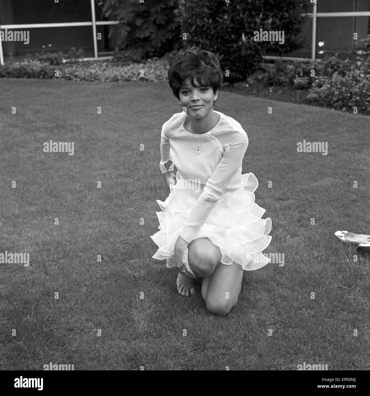 Deutsche Schauspielerin Uschi Glas Als Sangerin Barfuss Im Garten Vor Der Tv Sendung Musik Aus Studio B Deutschland 1960er Stock Photo Alamy