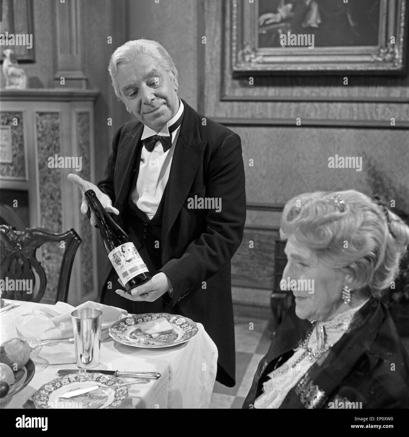 Freddie Frinton als Butler James und May Warden als Miss Sophie in dem Sketch 'Dinner for One oder Der 90. Geburtstag' als Ferns Stock Photo