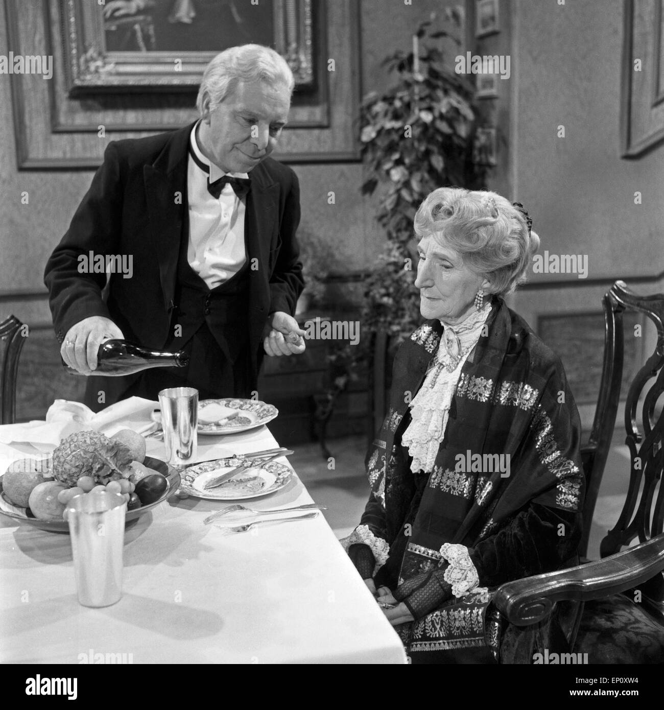 Freddie Frinton als Butler James und May Warden als Miss Sophie in dem Sketch 'Dinner for One oder Der 90. Geburtstag' als Ferns Stock Photo