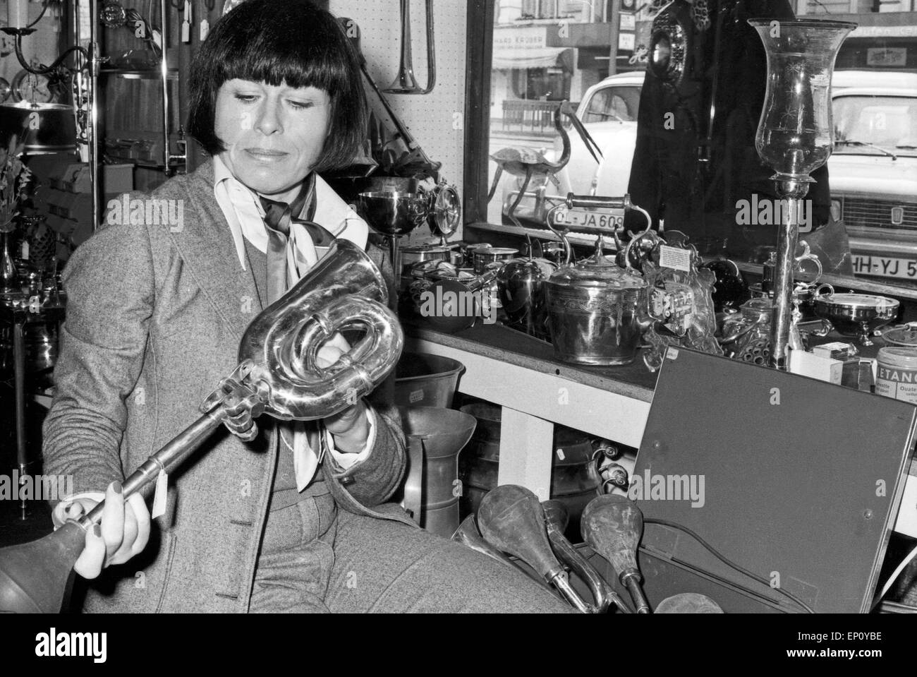 Deutsche Schauspielerin und Autorin Barbara Rütting in einem Antiquitätenladen, Deutschland 1970er Jahre. German actress and Stock Photo