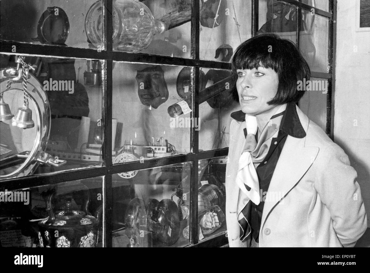 Deutsche Schauspielerin und Autorin Barbara Rütting vor einem Antiquitätenladen, Deutschland 1970er Jahre. German actress an Stock Photo