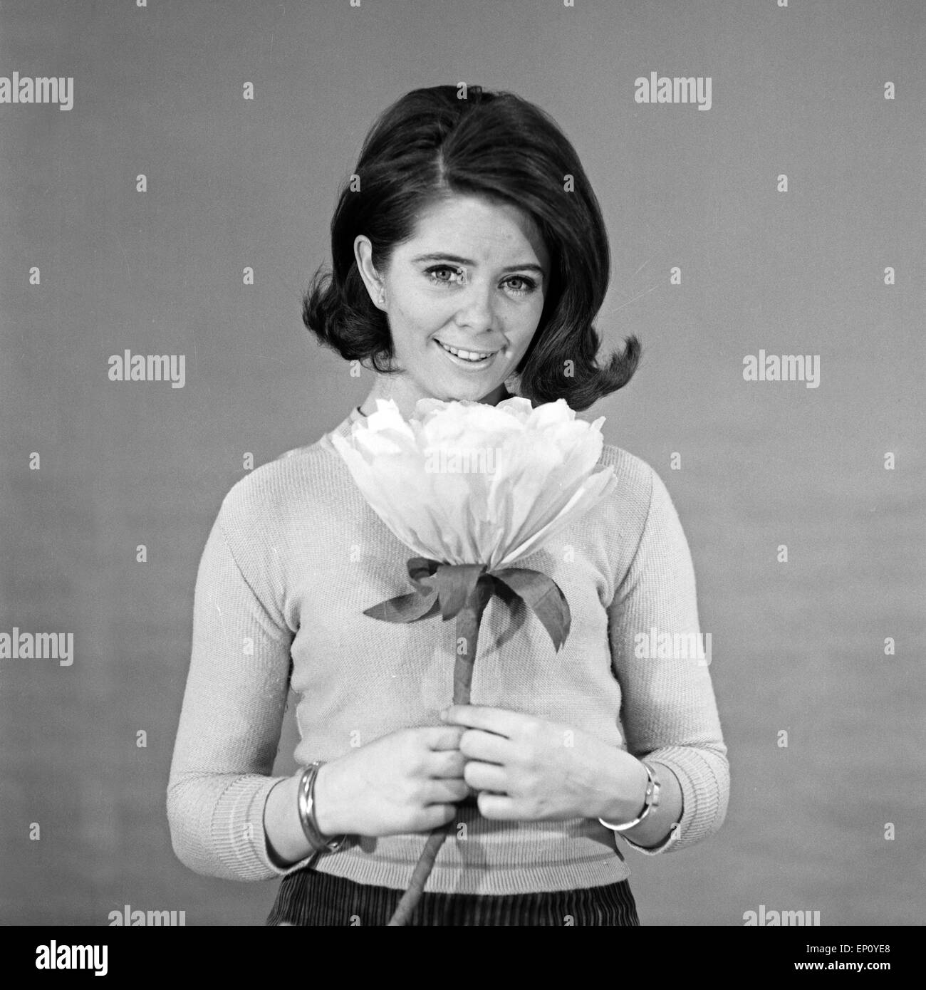 Norwegische Schlagersängerin Wencke Myhre mit einer Papierblume, 1960er Jahre. Norwegian schlager singer Wencke Myhre with a Stock Photo