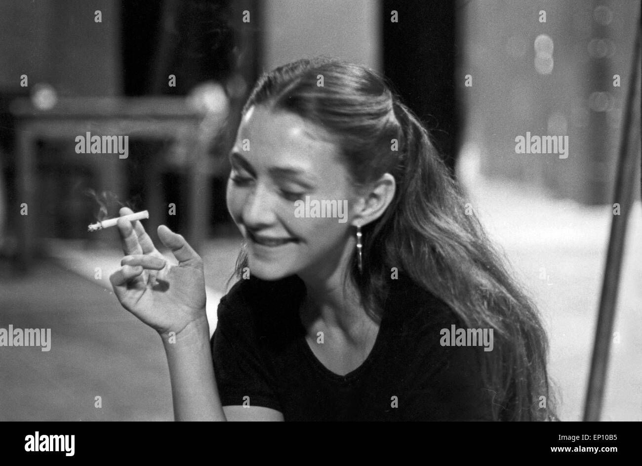 Deutsche Schauspielerin Christine Kaufmann Raucht Eine Zigarette In