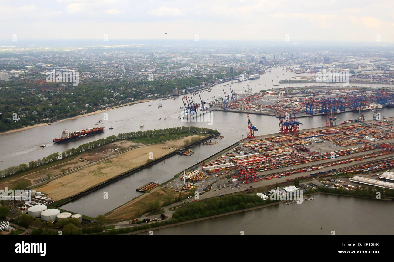The container ship 'Montreal Express' of HapagLloyd moves along the