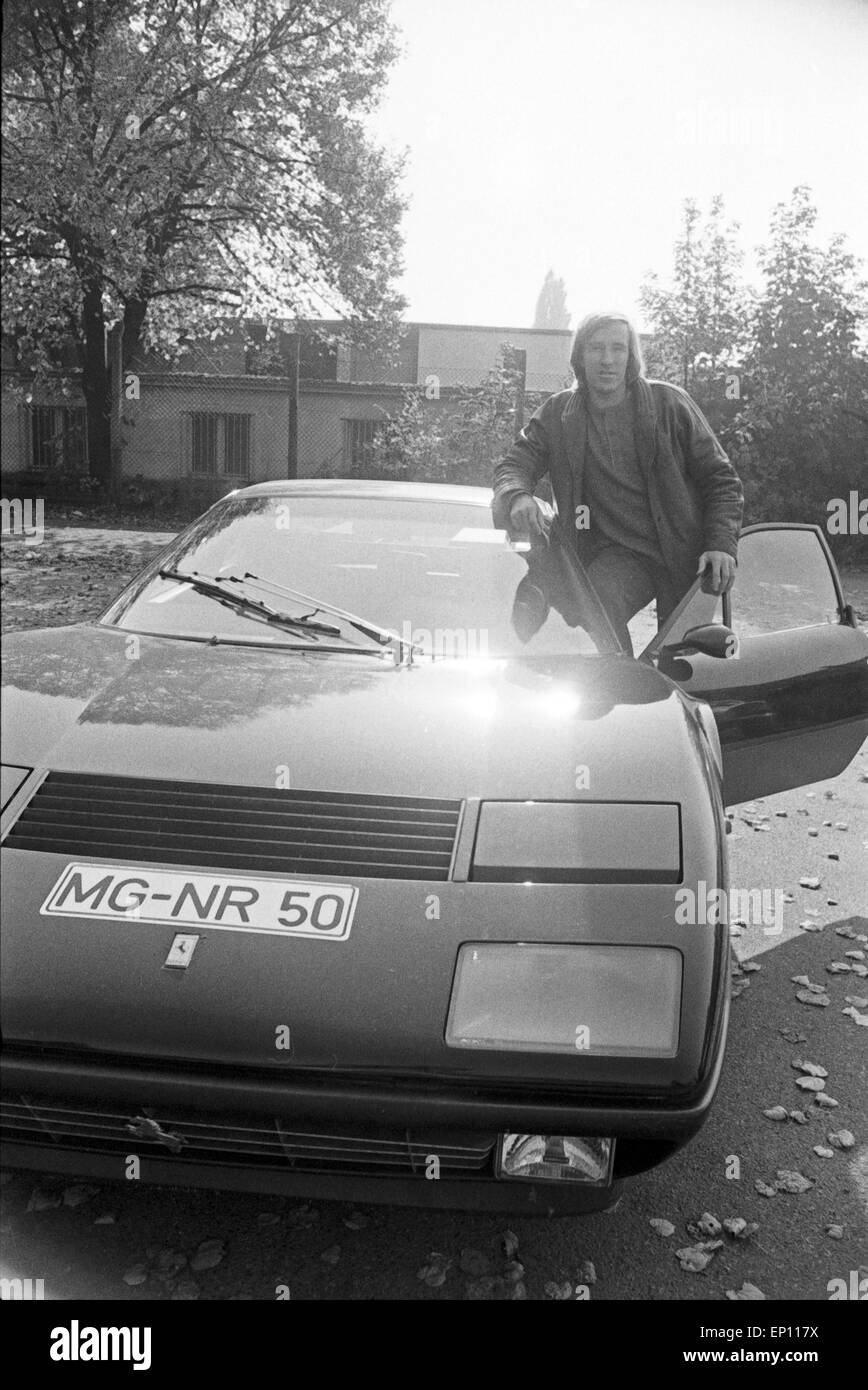 Deutscher Fußballer Günter Netzer mit seinem Ferrari 512 BB, Deutschland Ende 1970er Jahre. German football player Guenter Ne Stock Photo