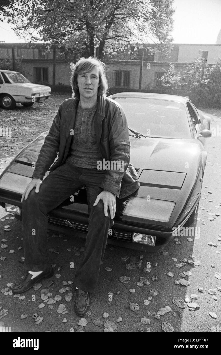 Deutscher Fußballer Günter Netzer mit seinem Ferrari 512 BB, Deutschland Ende 1970er Jahre. German football player Guenter Ne Stock Photo