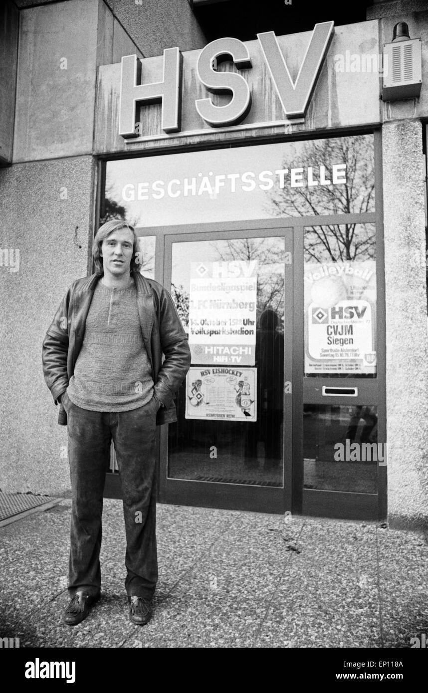 Deutscher Fußballer Günter Netzer als Manager des HSV vor dem Eingang der Geschäftsstelle am Rothenbaum in Hamburg, Deutschla Stock Photo