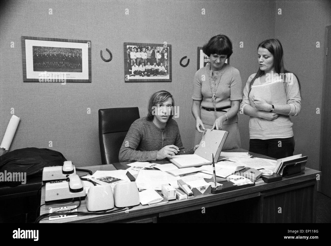 Deutscher Fußballer Günter Netzer als Manager des HSV und seine beiden Sekretärinnen in seinem Büro in der Geschäftsstelle am Stock Photo