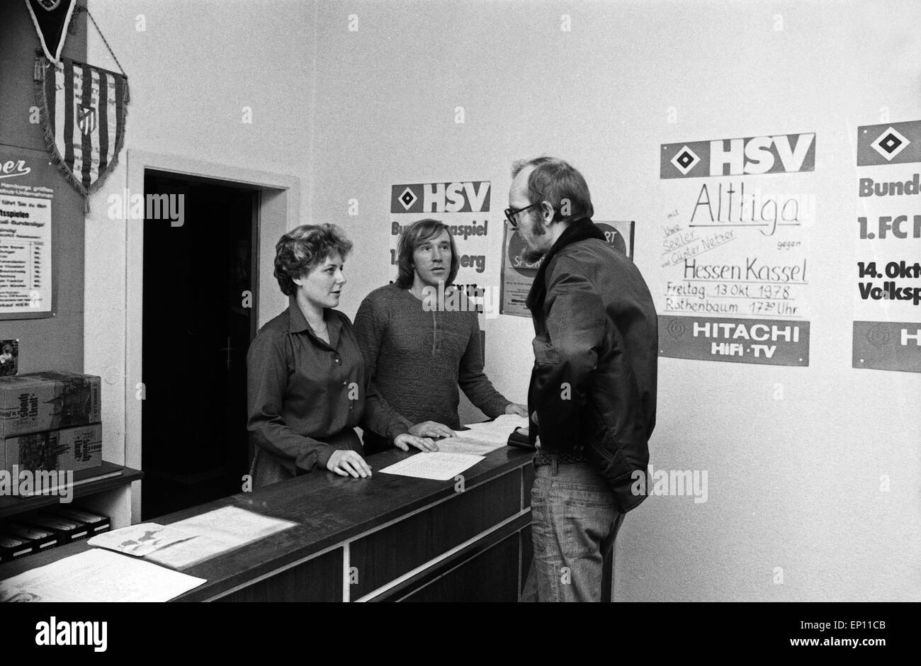Deutscher Fußballer Günter Netzer als Manager des HSV in der Geschäftsstelle am Rothenbaum in Hamburg, Deutschland Ende 1970e Stock Photo