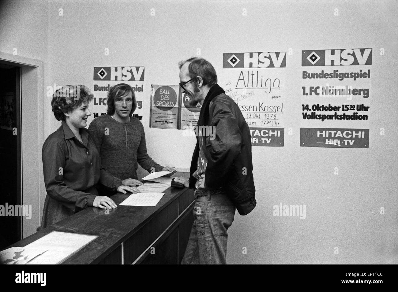 Deutscher Fußballer Günter Netzer als Manager des HSV in der Geschäftsstelle am Rothenbaum in Hamburg, Deutschland Ende 1970e Stock Photo