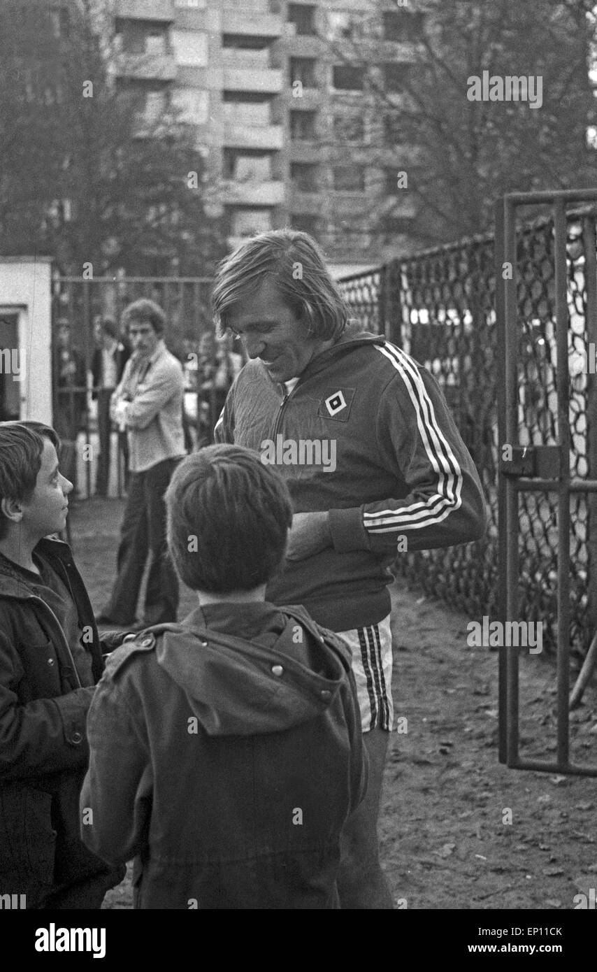 Deutscher Fußballer Günter Netzer gibt Autogramme vor dem Altherrenspiel HSV gegen Hessen Kassel in Hamburg, Deutschland Ende Stock Photo