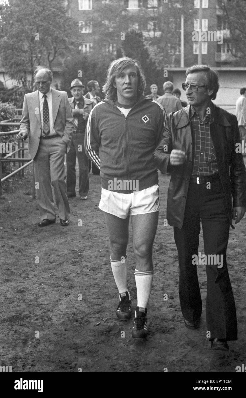 Deutscher Fußballer Günter Netzer vor dem Altherrenspiel HSV gegen Hessen Kassel in Hamburg, Deutschland Ende 1970er Jahre. G Stock Photo