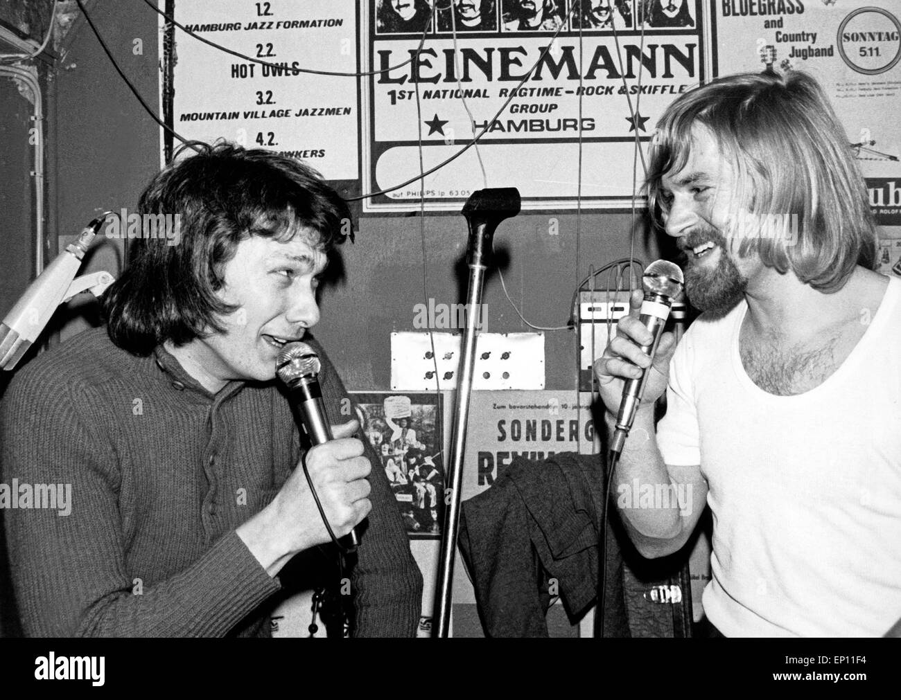 Deutscher Schauspieler, Moderator, Kabarettist und Schriftsteller Henning Venske singt auf einem Folkfestival, Hamburg 1972. Stock Photo