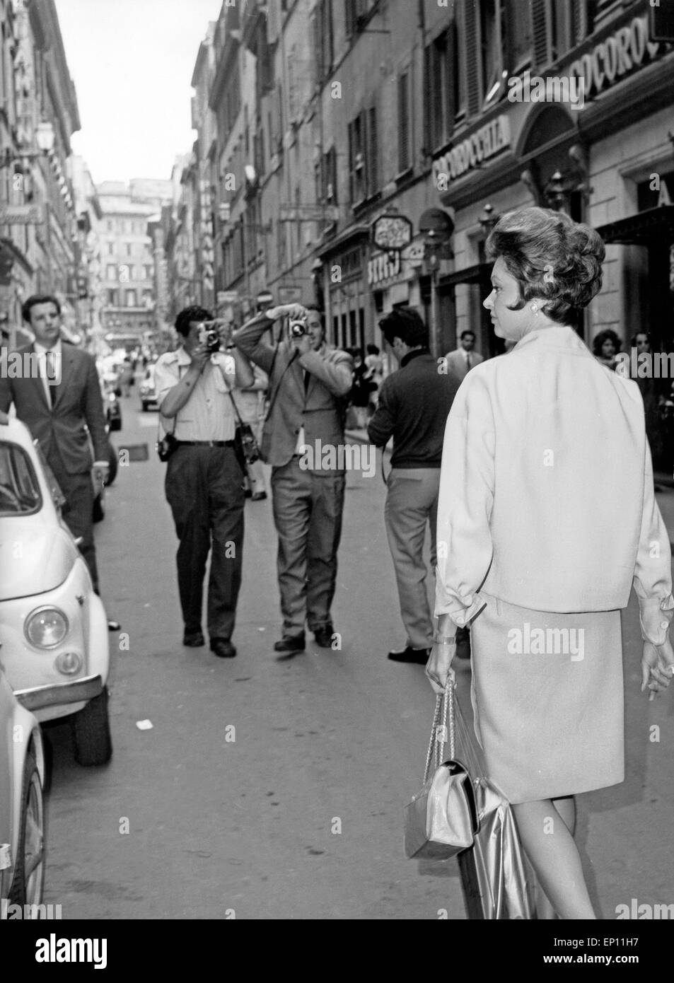 Deutsche Schauspielerin Nadja Tiller wird bei einem Einkaufsbummel in Italien von Fotografen umringt, Italien 1960er Jahre. Stock Photo