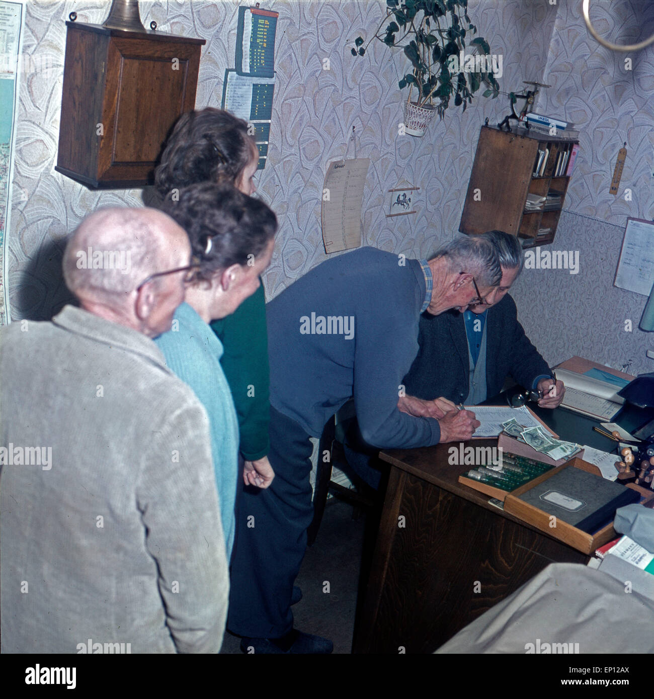 Auszahlung des Taschengelds an Rentner in einem Altersheim in Hamburg, Deutschland Mitte 1960er Jahre. Paying pcoekt money to ol Stock Photo